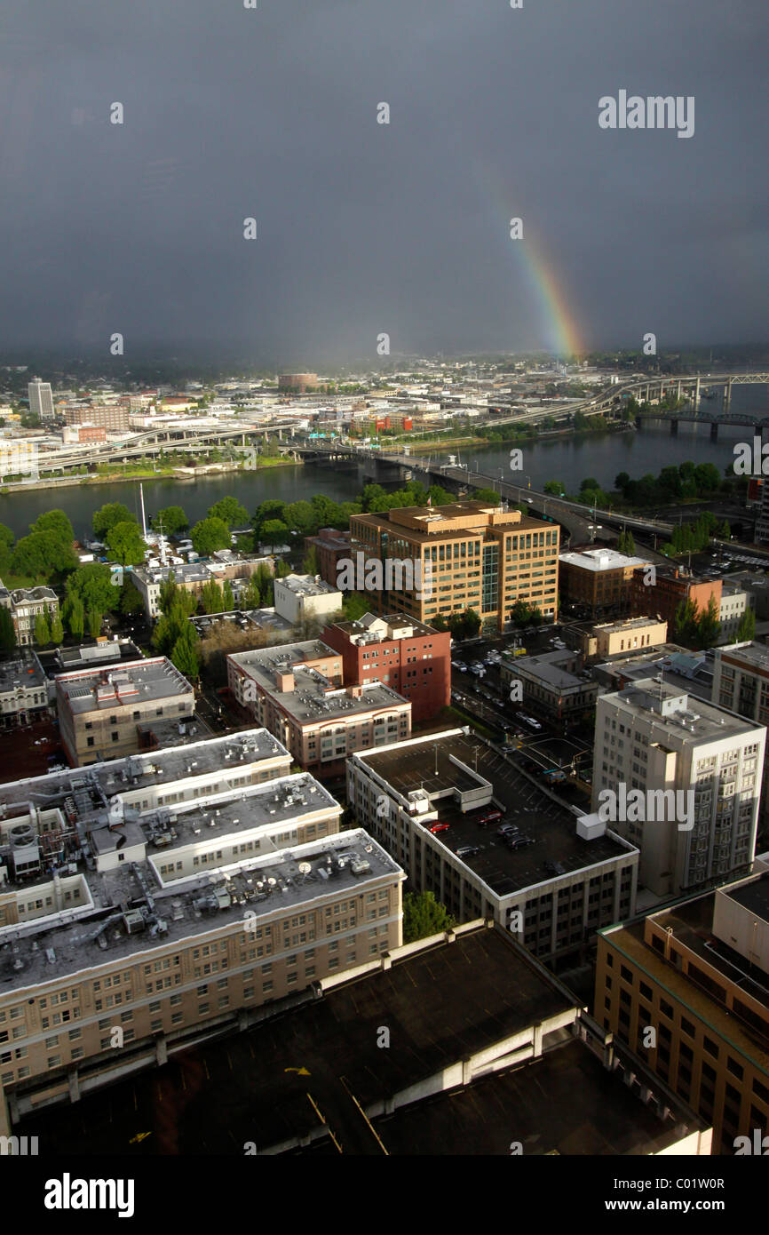 Vue sur la ville avec un arc-en-ciel, Portland, Oregon, USA Banque D'Images