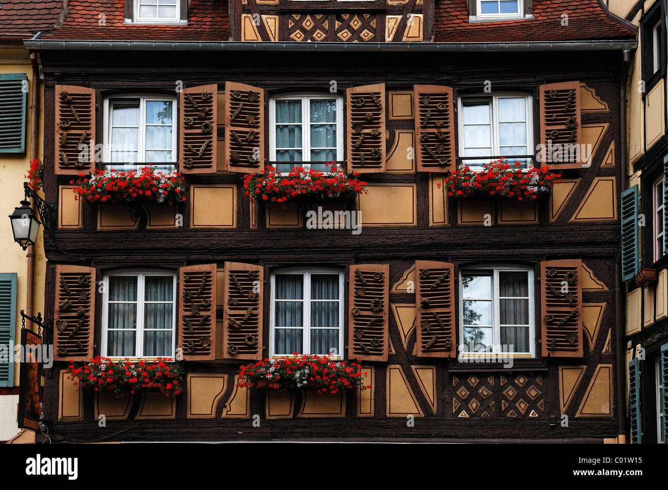 Vieille façade à pans de bois, à des produits de boulangerie sur les volets comme décoration, Place Jeanne D'Arc 6, Colmar, Alsace, France Banque D'Images