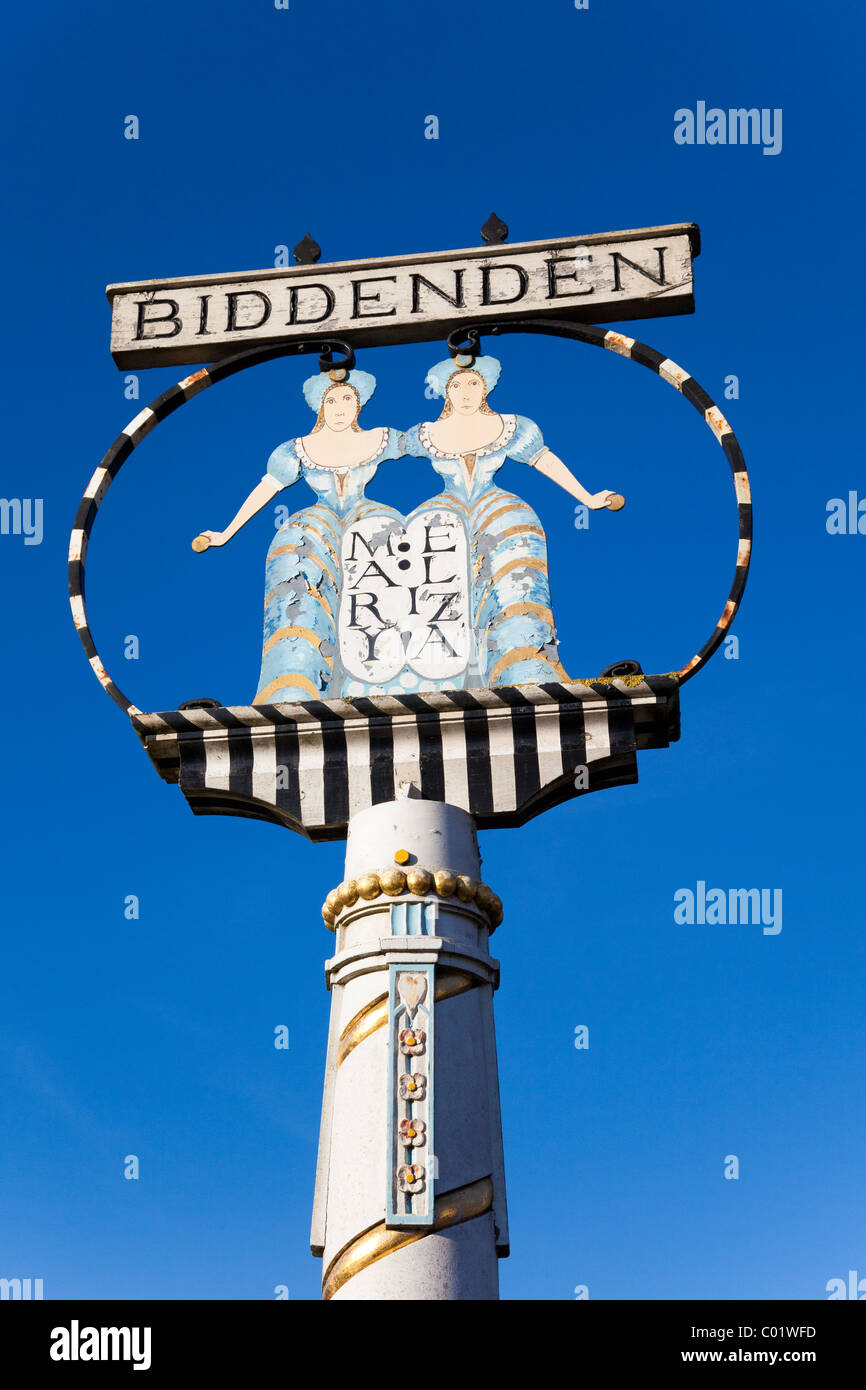 Panneau du village Biddenden, Kent, UK. Mary Eliza et Chalkhurst, jumeaux siamois, sont nés à Cranbrook en 1100. Banque D'Images