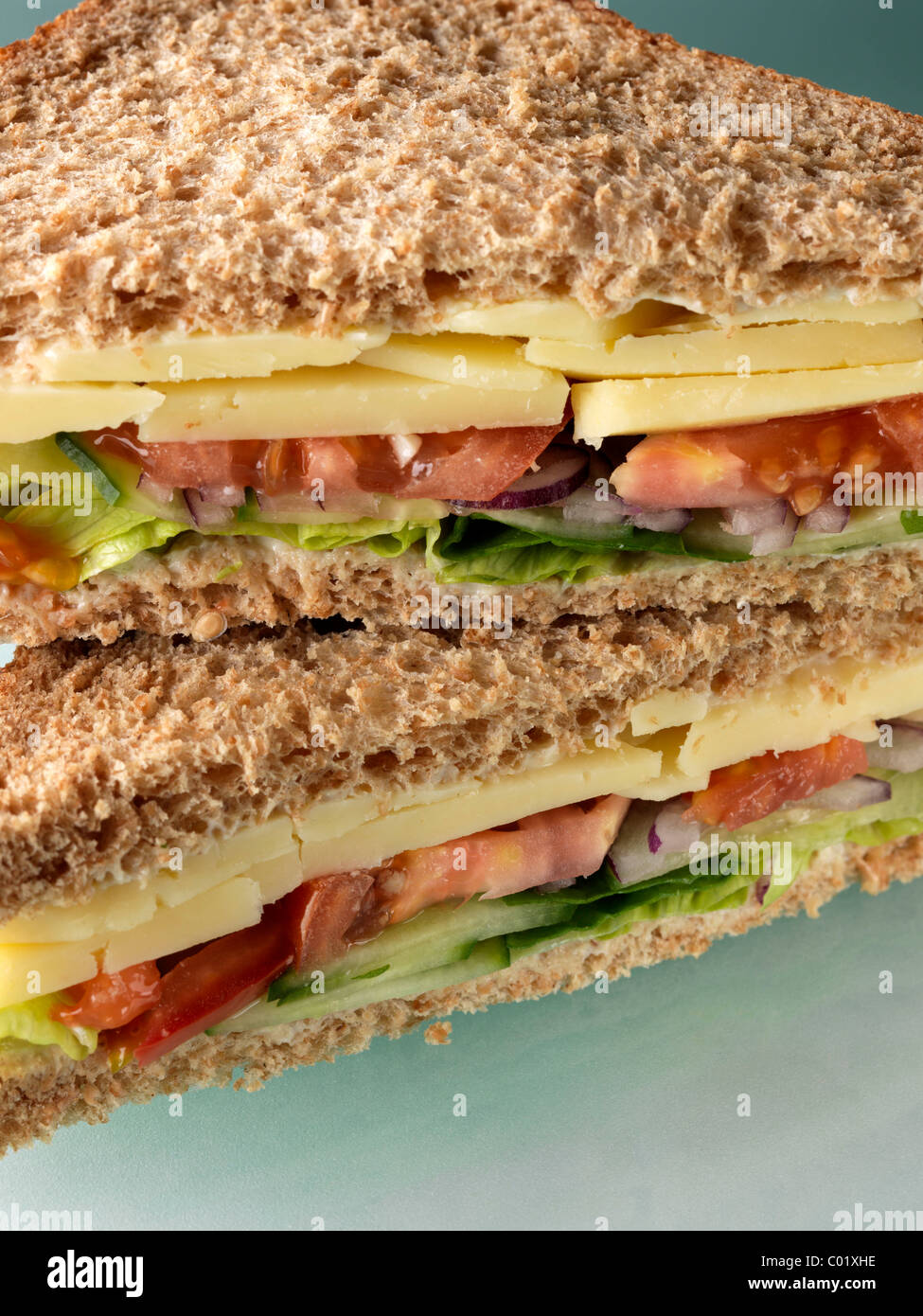 Sandwich au fromage à la tomate Concombre Laitue Banque D'Images