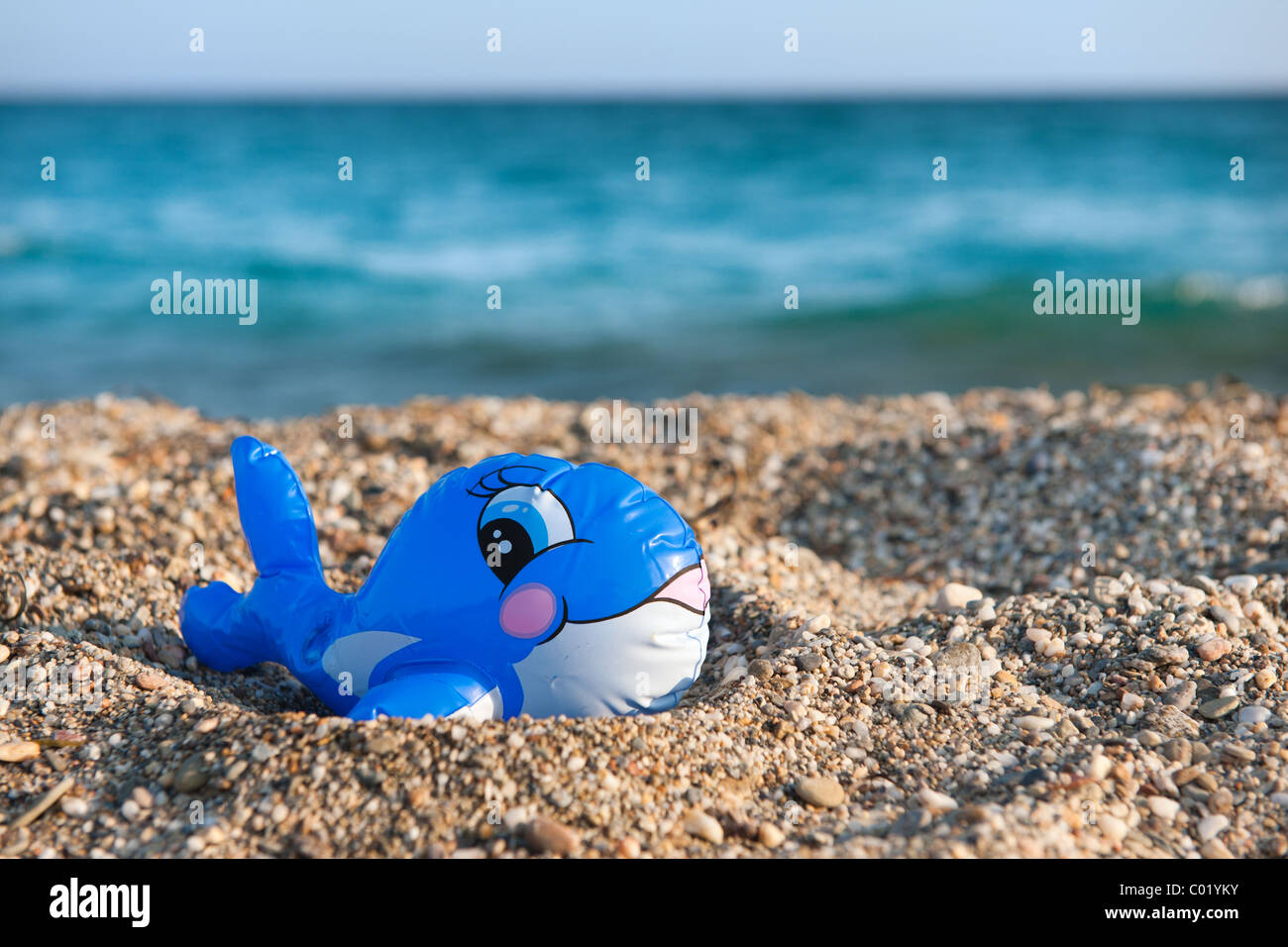 Drôle de jouet flottant pêcher à la plage d'été Banque D'Images