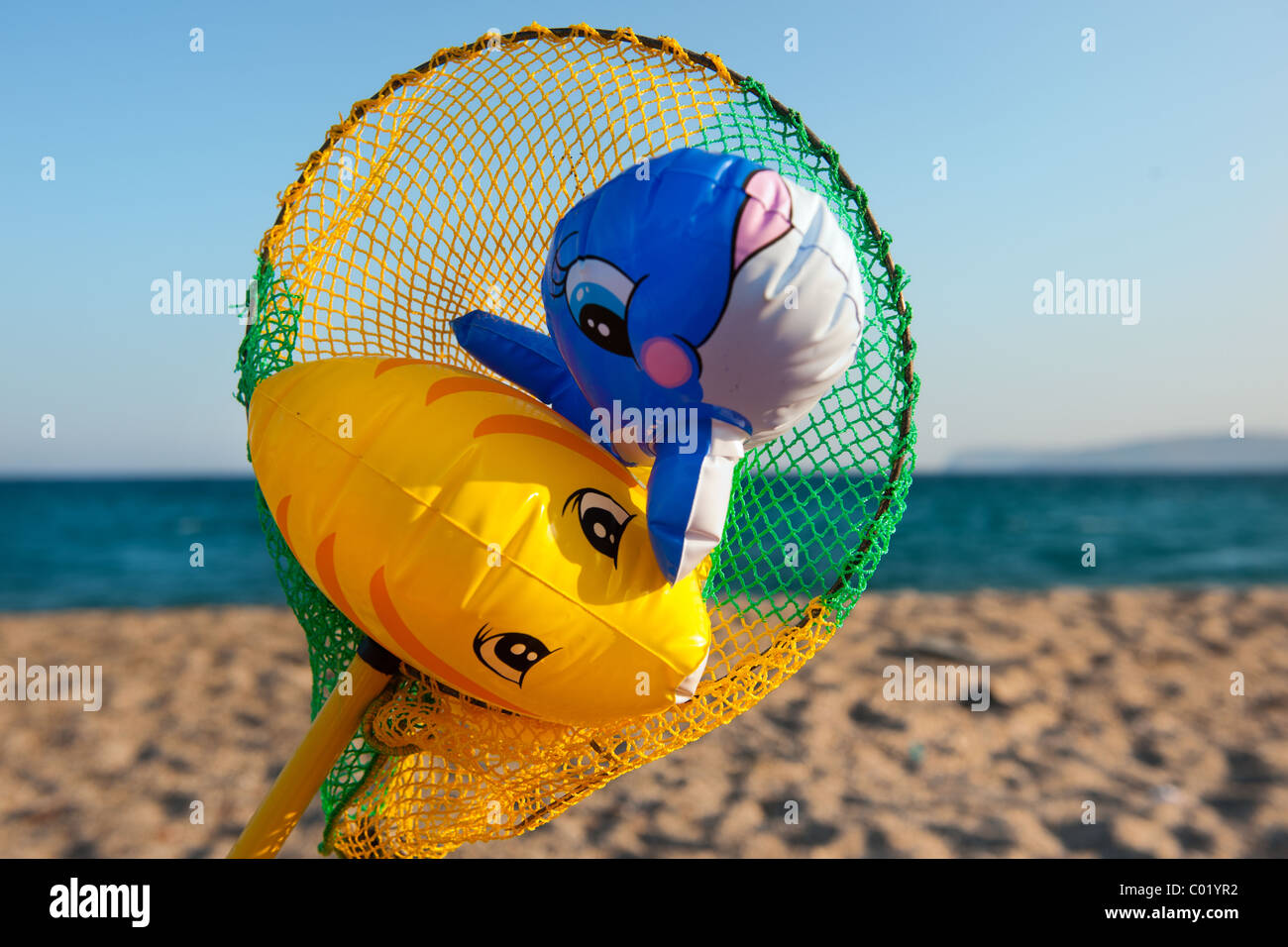 Filet de pêche avec poissons jouet à la plage Banque D'Images