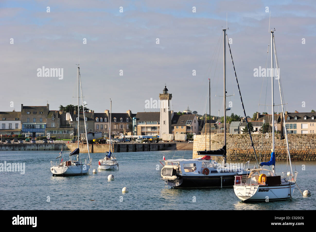 Bateaux à voile et de phare dans le port de Roscoff, Finistère, Bretagne, France Banque D'Images