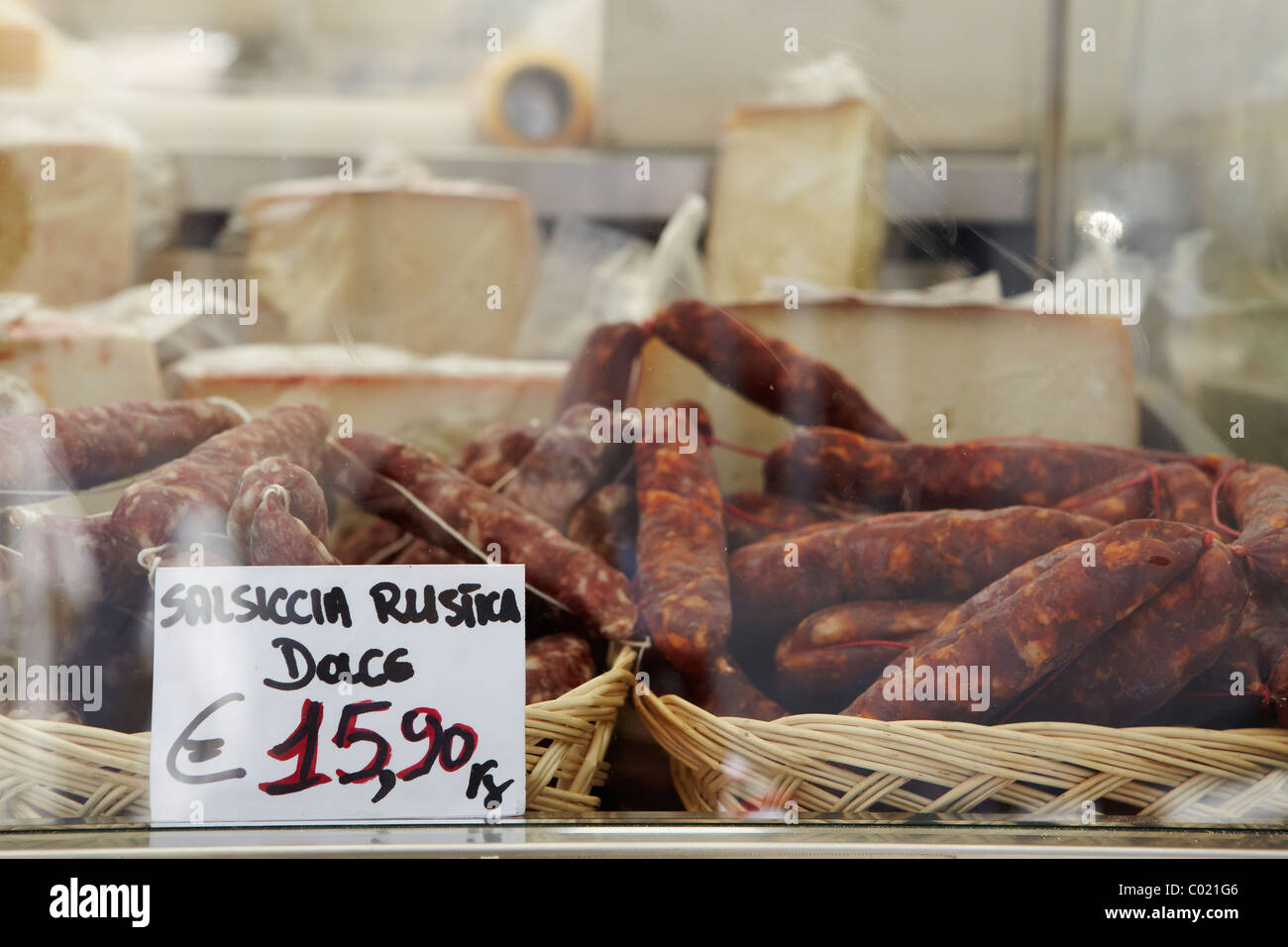 Salsiccia Rustica dans un marché à Rome, Italie Banque D'Images