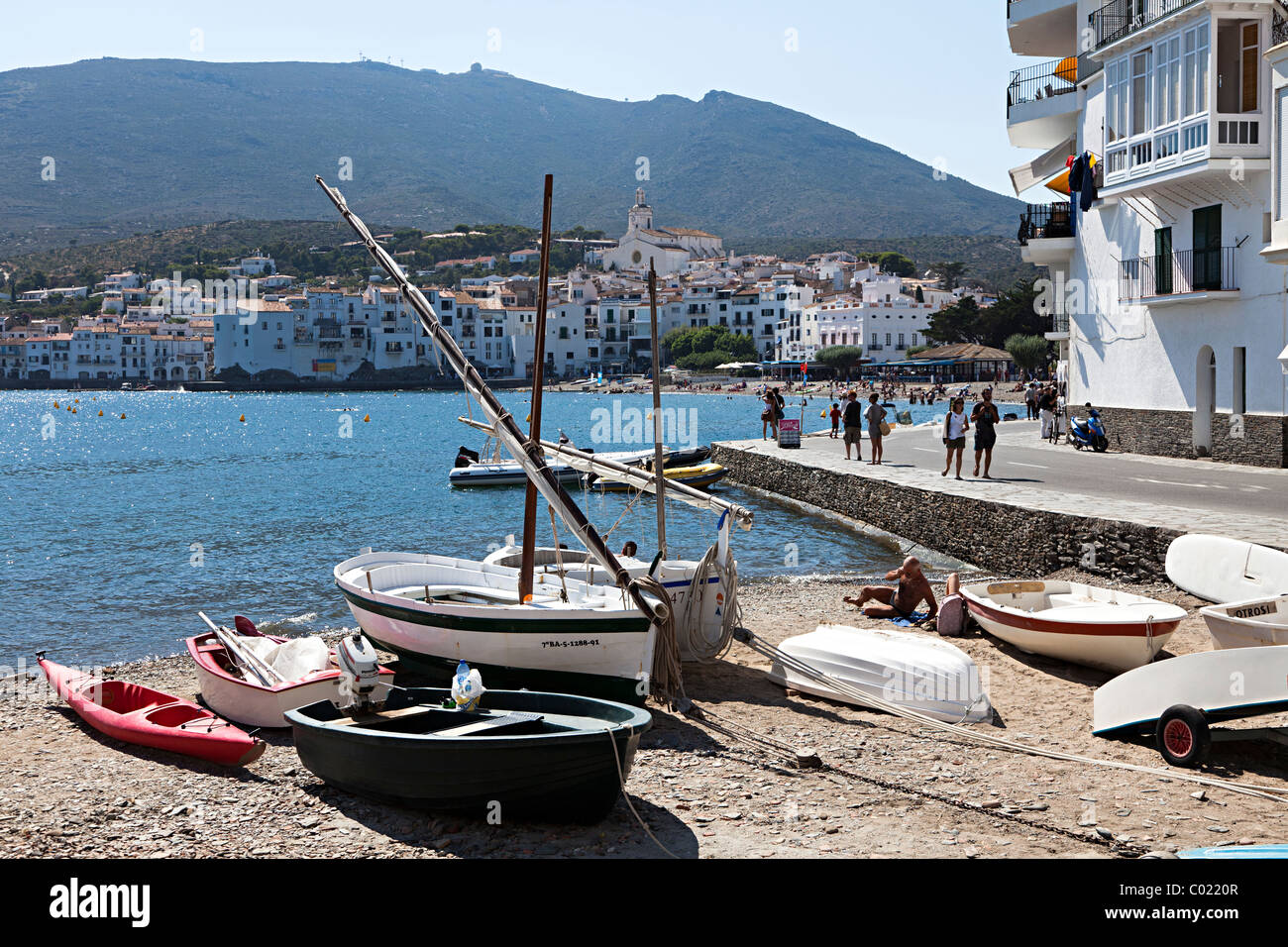 Bateaux sur la plage dans la ville de Cadaqués Emporda Catalogne Espagne Banque D'Images