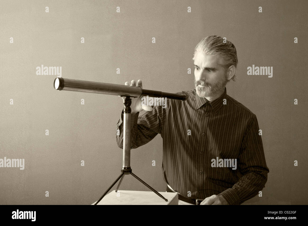 Homme avec télescope en sépia Banque D'Images