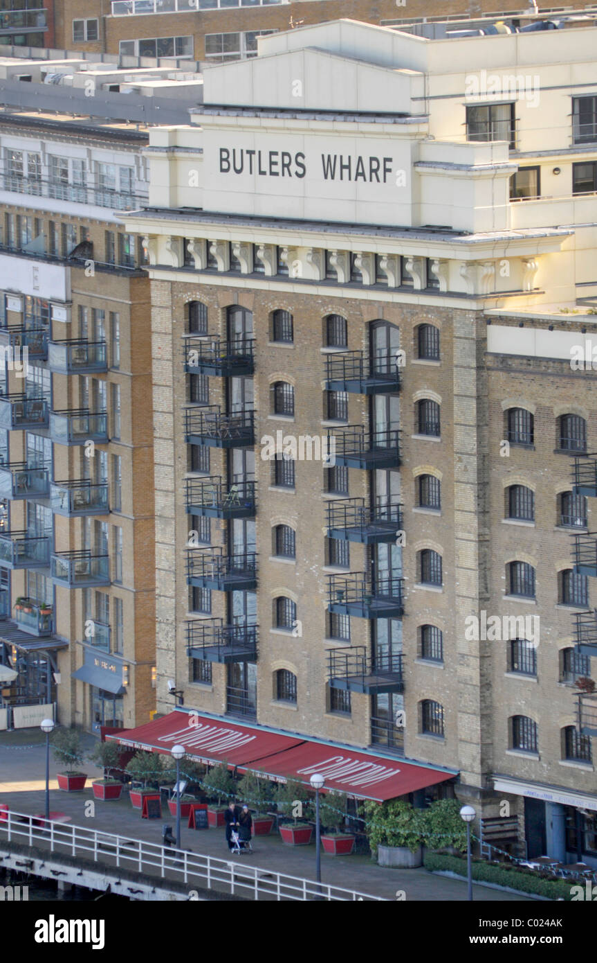 Butlers Wharf convertis en appartements à partir d'entrepôts à quai à côté de Tamise dispose également de restaurants riverside Banque D'Images