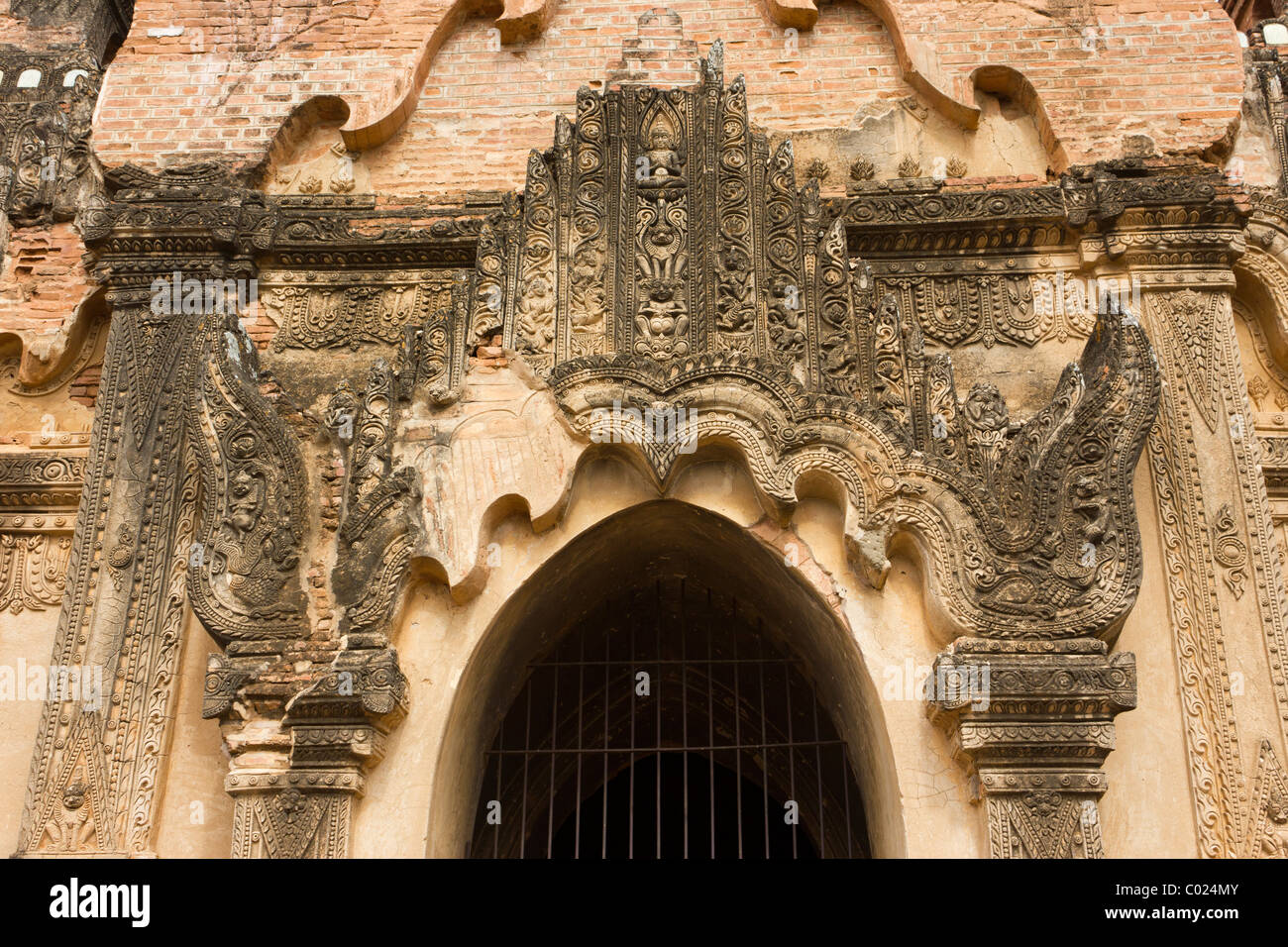Détail de l'entrée ci-dessus en stuc, Dayoki temple, Bagan, Myanmar. Banque D'Images