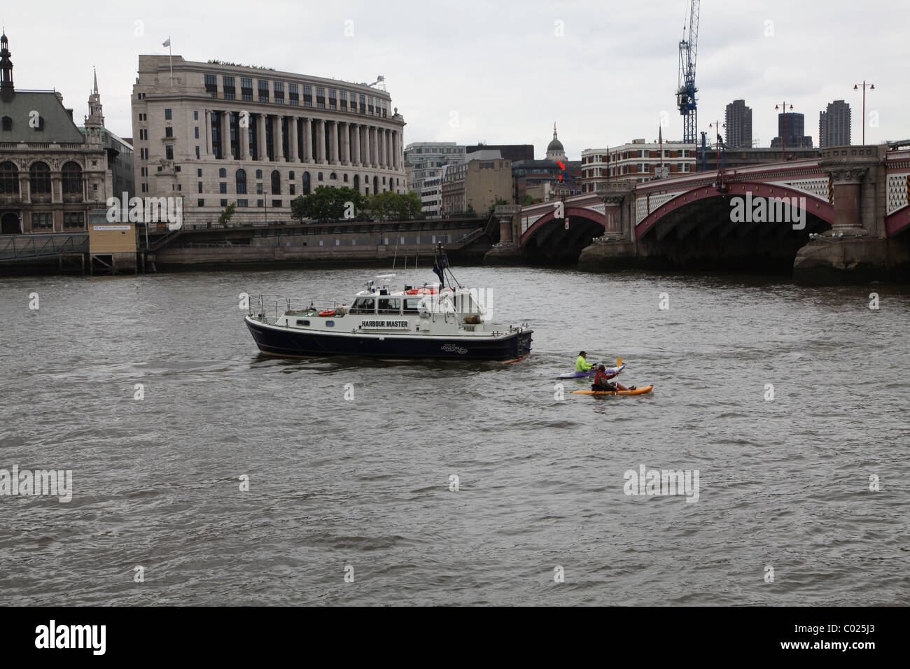 Personnes canoë ou kayak sur la Tamise par pont de Blackfriars à Londres Banque D'Images