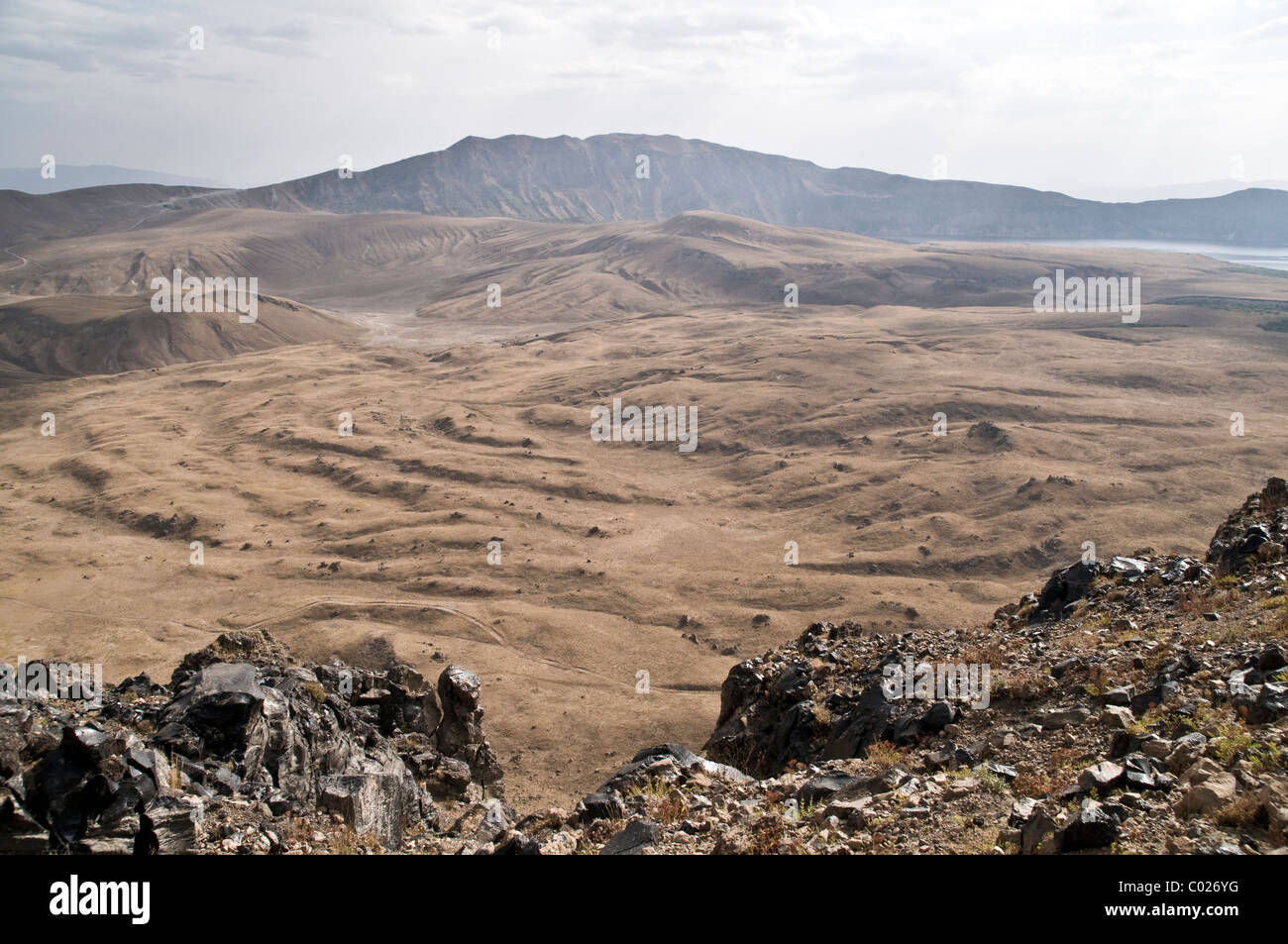 Le cratère volcanique et la caldeira du mont Nemrut au-dessus du lac Van et la ville de Tatvan dans la région orientale de l'Anatolie, dans le sud-est de la Turquie. Banque D'Images