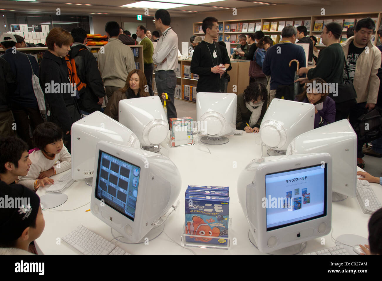 Jour de l'ouverture du premier Mac Apple store de l'électronique, à Ginza, Tokyo, Japon. Sur l'affichage sont des ordinateurs portables, les ordinateurs, les iPods. Banque D'Images