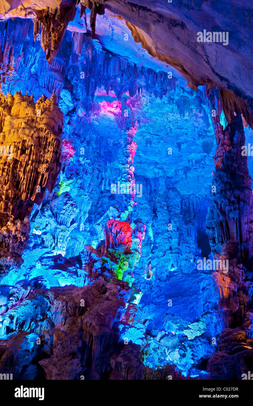 Le magnifiquement illuminés Flûte Caves Banque D'Images