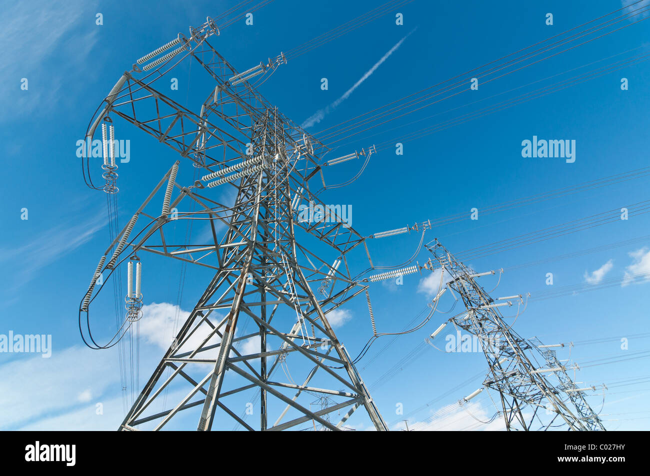 Une ligne de pylônes de transmission électrique transportant des lignes à haute tension. Banque D'Images