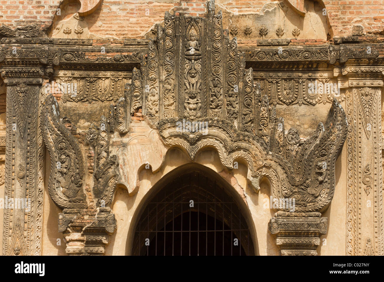 Détail de l'entrée ci-dessus en stuc, Dayoki temple, Bagan, Myanmar. Banque D'Images