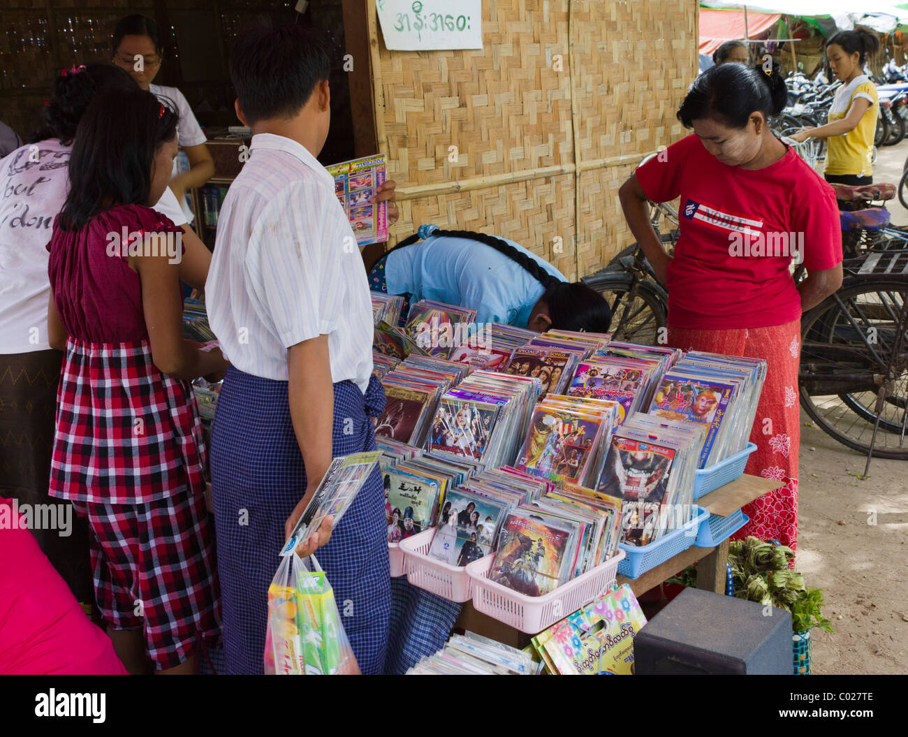 Vendeur de dvd, marché quotidien, New Bagan, Birmanie Myanmar Photo Stock -  Alamy