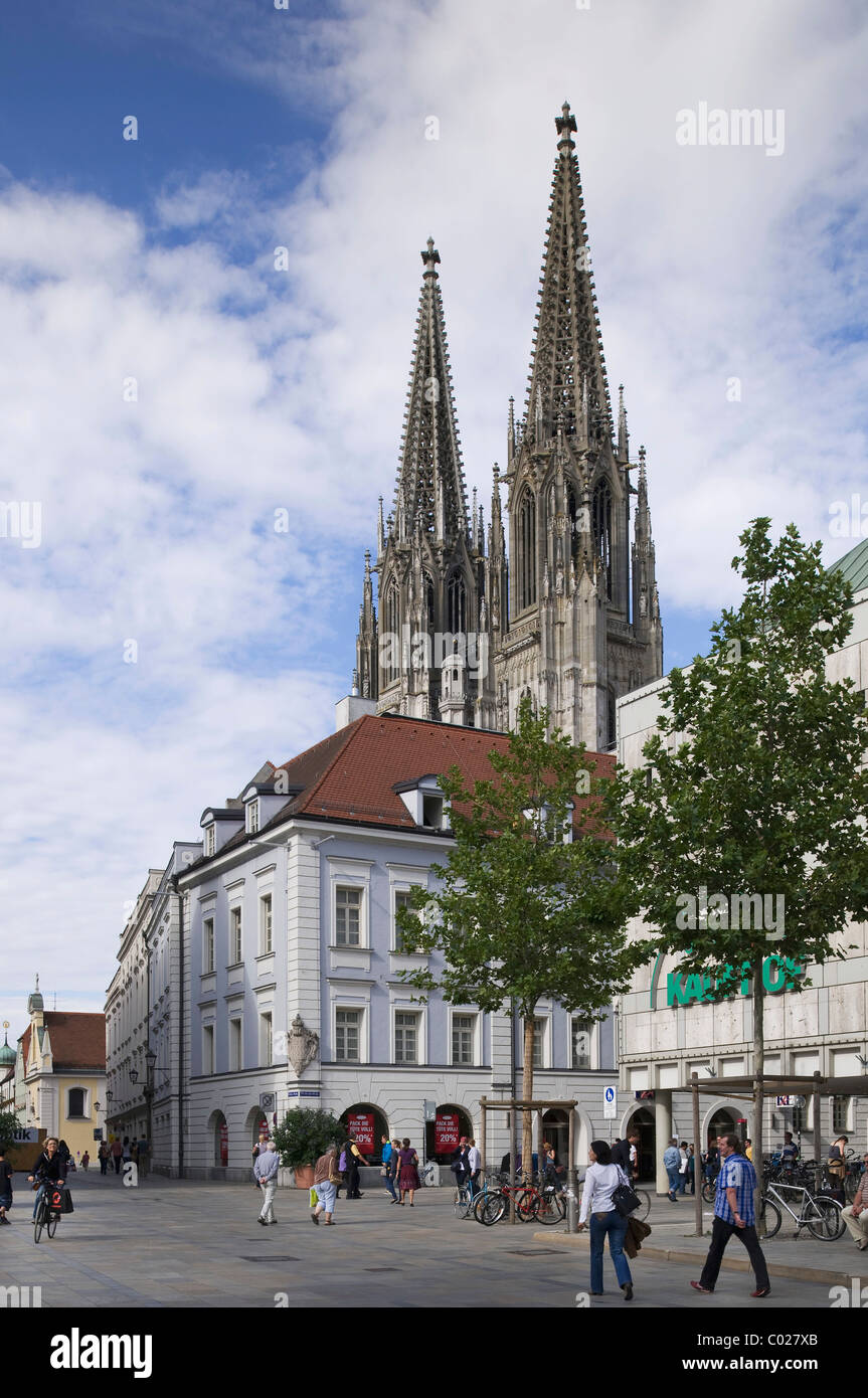 Vue de Neupfarrplatz carré sur la cathédrale de Regensburg de Saint Pierre, en face de belles maisons, vieille ville Banque D'Images