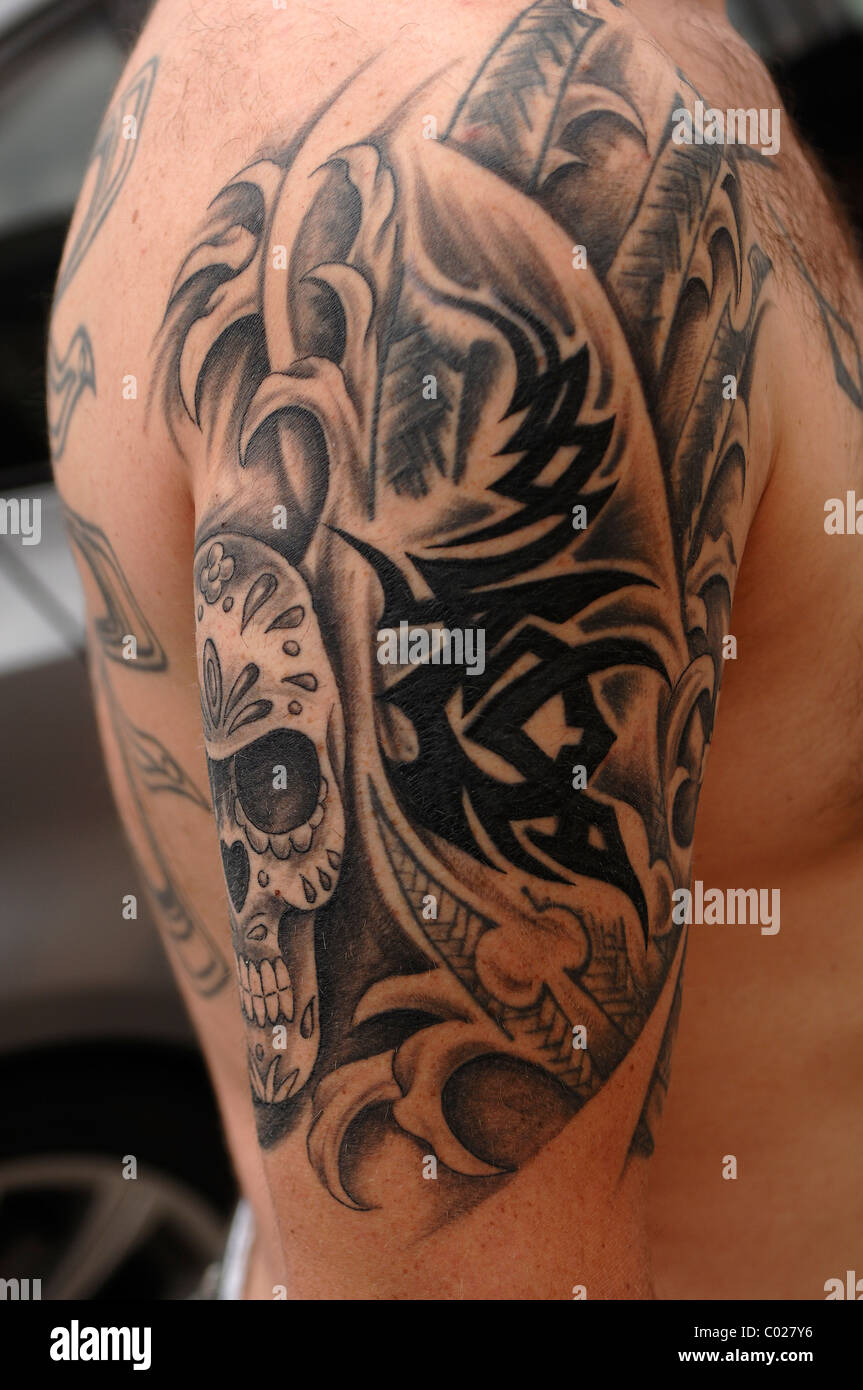 homme retirant le film de protection d'un tatouage fraîchement incrusté  Photo Stock - Alamy