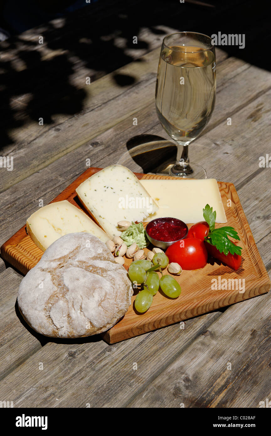 Snack-pain du Tyrol du Sud, 'marende', assiette de fromage avec 'Vinschgerl' roll, Tyrol du Sud, Italie, Europe, Banque D'Images