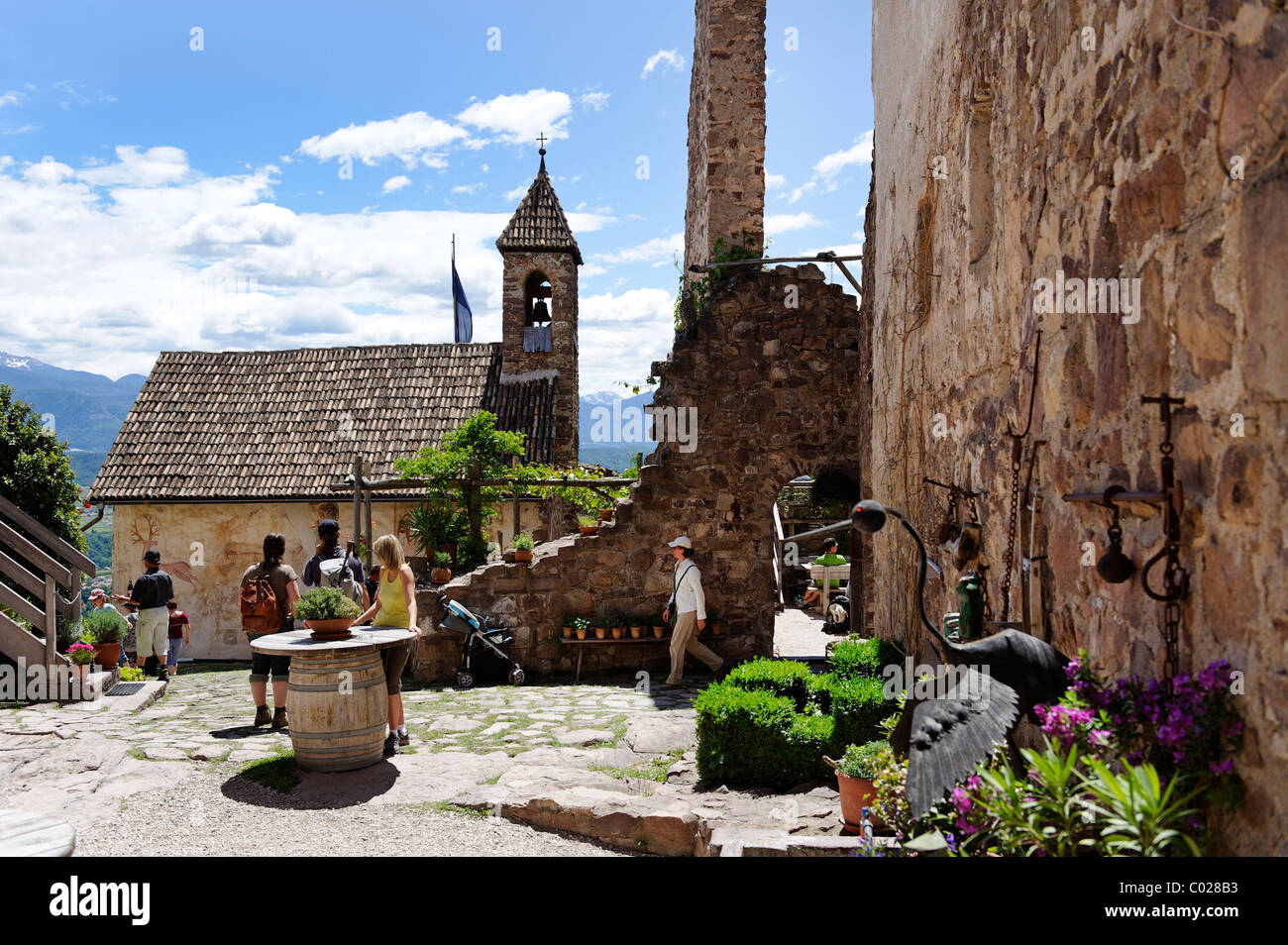 Castel Hocheppan château avec l'église et près de bistro Missian près de Eppan an der Weinstrasse, route des vins, Ueberetsch Banque D'Images