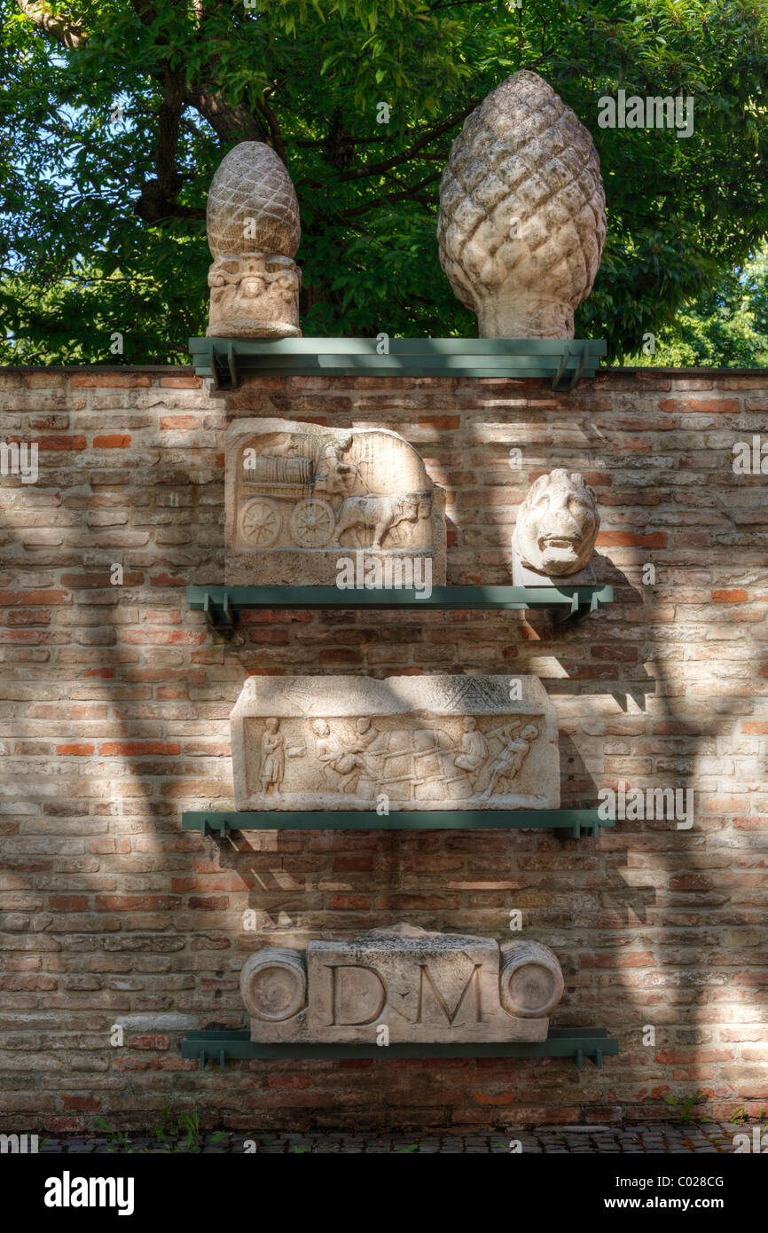 Tombe romaine monuments sur la muraille romaine dans le Fronhof, Fuerstbischoefliche Residenz résidence du prince-évêque, Augsbourg Banque D'Images