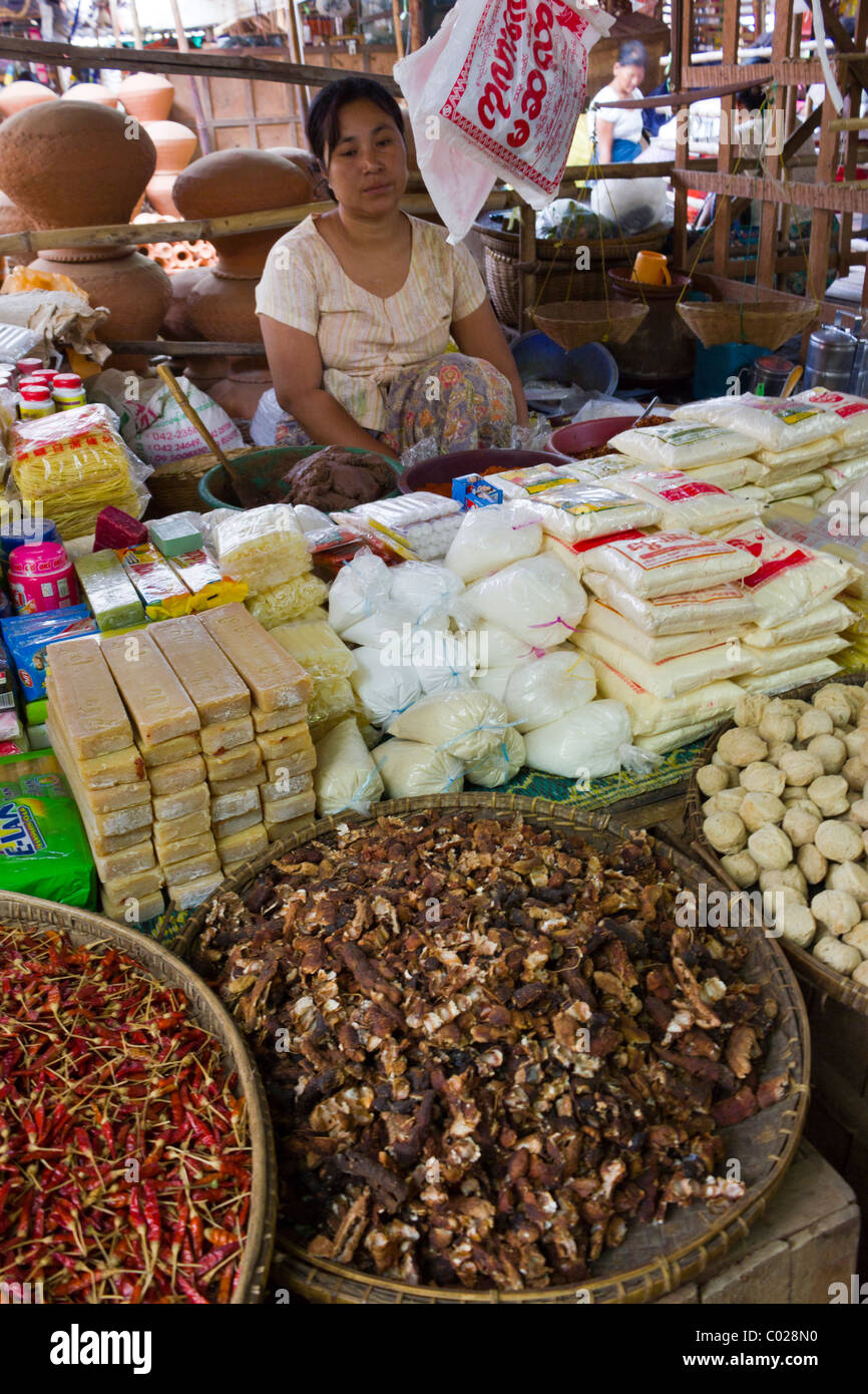 Vendeur de marchandises sèches, marché quotidien, New Bagan, Birmanie Myanmar Banque D'Images