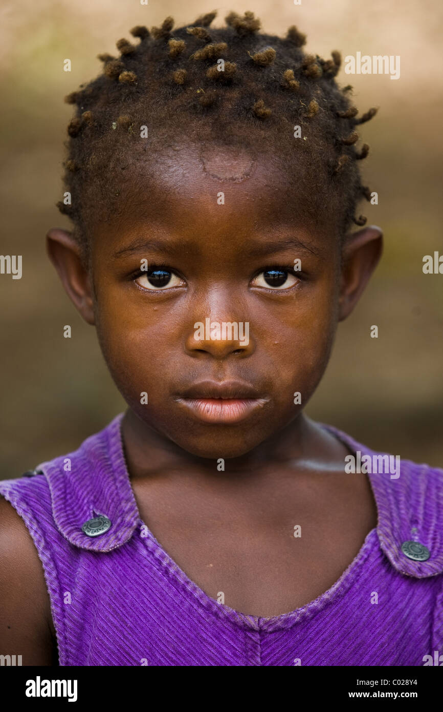 Jeune fille à l'extérieur de la communauté Binkolo centre de santé dans le village de Binkolo, la Sierra Leone, le mercredi 25 février, 2009. Banque D'Images