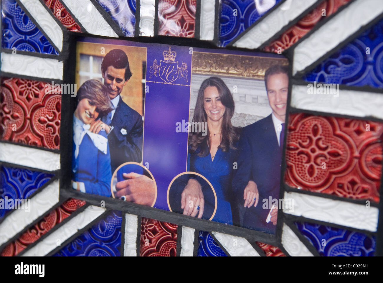 Prince William et Kate Middleton souvenir de mariage Royal Prince Charles et Princesse Diana. Montrant leurs alliances. Vitrine de la boutique de cadeaux londonienne. HOMER SYKES des années 2011 2010 Banque D'Images