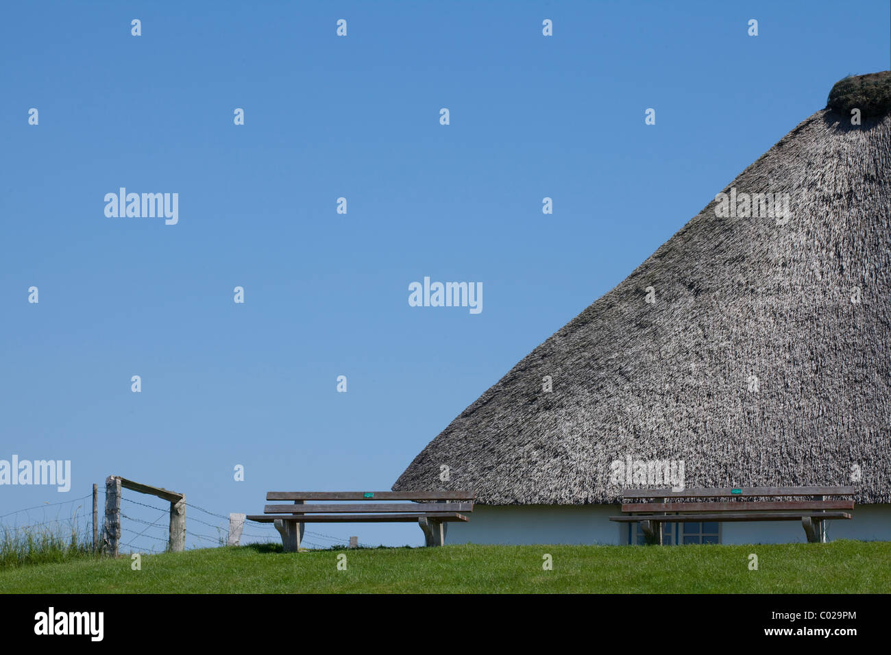 Maison avec toit de chaume et d'un restaurant sur la Hallig Hambourg holm, de Frise du Nord, Schleswig-Holstein, Allemagne, Europe Banque D'Images