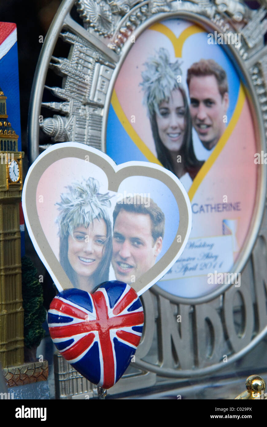 Le prince William et Kate Middleton Mariage Royal de souvenirs. Vitrine de Londres. 2011 HOMER SYKES Banque D'Images