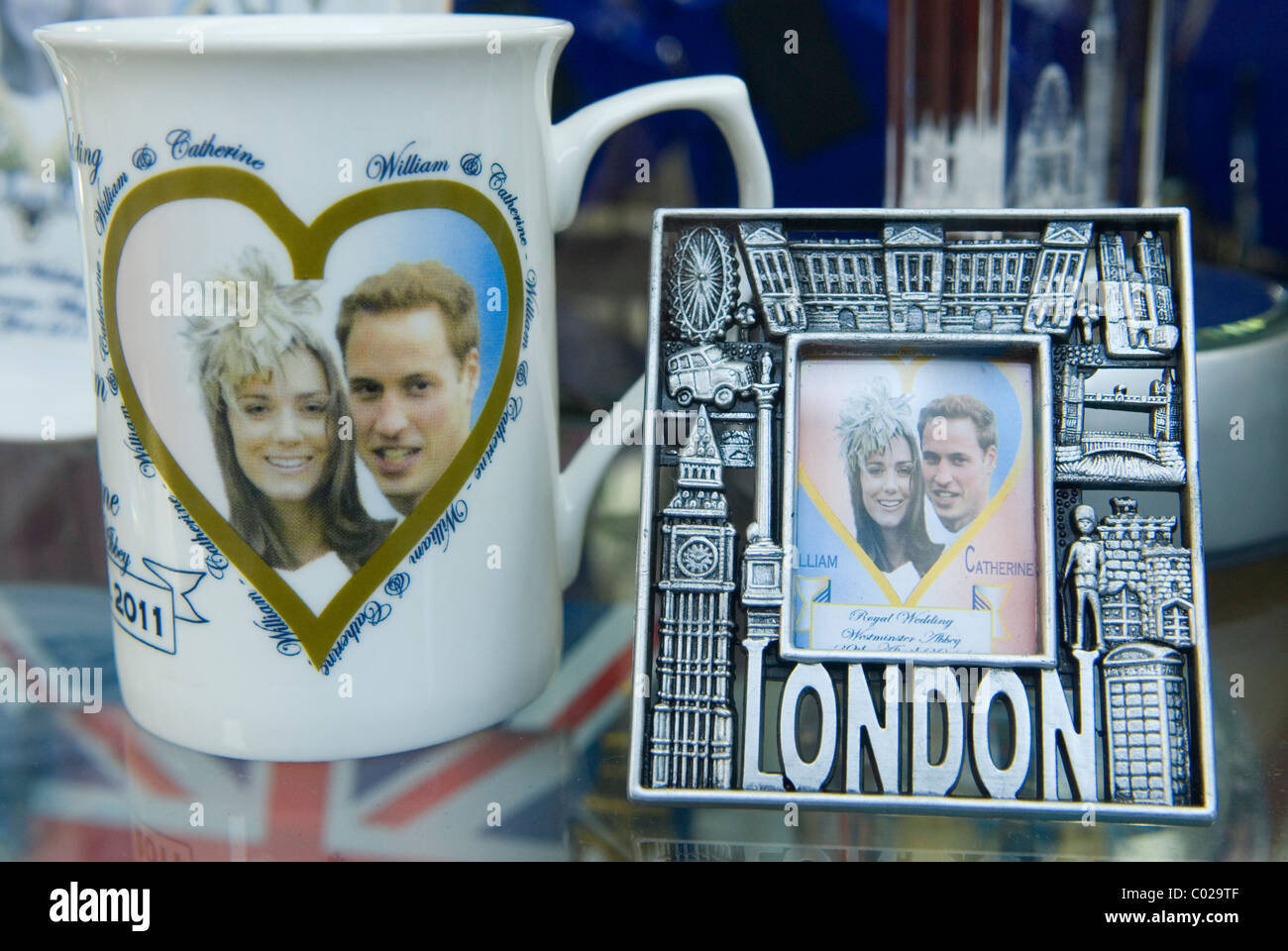 Souvenirs royaux souvenirs du mariage royal du prince William et de Kate Middleton. Souvenirs, vitrine de la boutique de souvenirs de Londres. ANNÉES 2011 2010 ROYAUME-UNI HOMER SYKES Banque D'Images