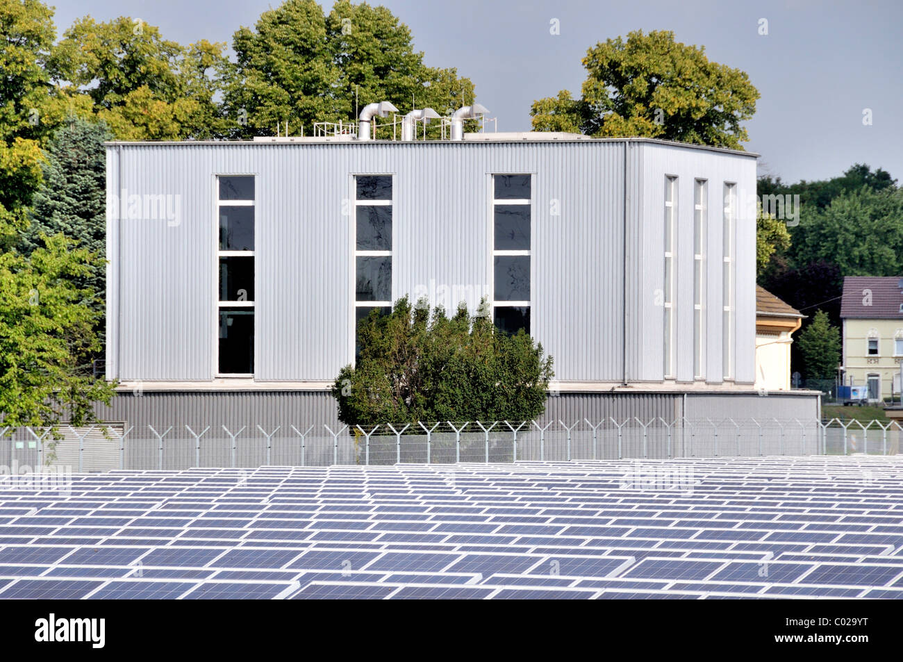 Espace ouvert installation photovoltaïque, actuellement le site le plus important en Rhénanie-du-, couvrant une superficie de 80, 000 mètres carrés Banque D'Images