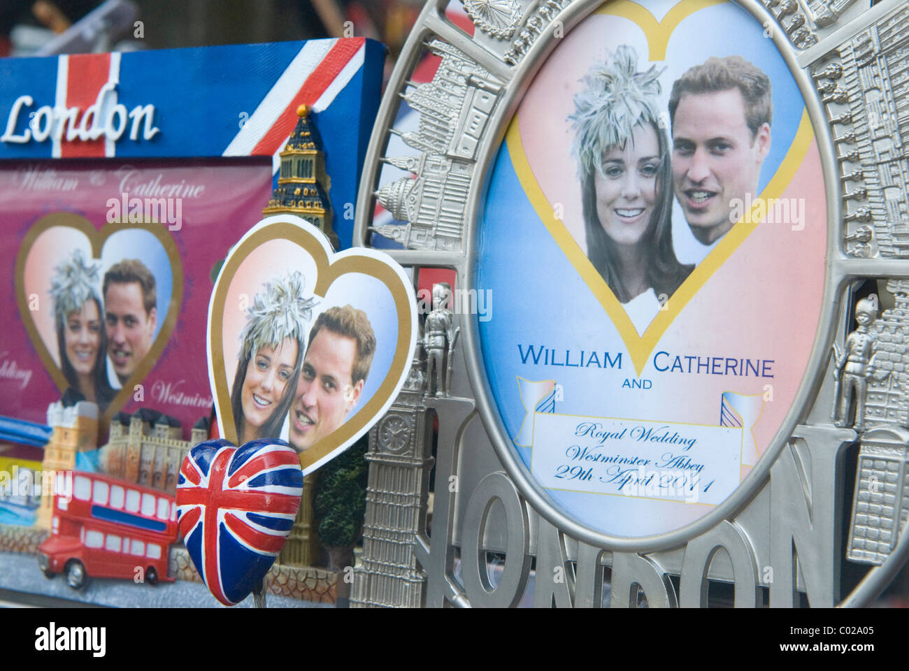 Le prince William et Kate Middleton Mariage Royal de souvenirs. Vitrine de Londres. 2011 HOMER SYKES Banque D'Images