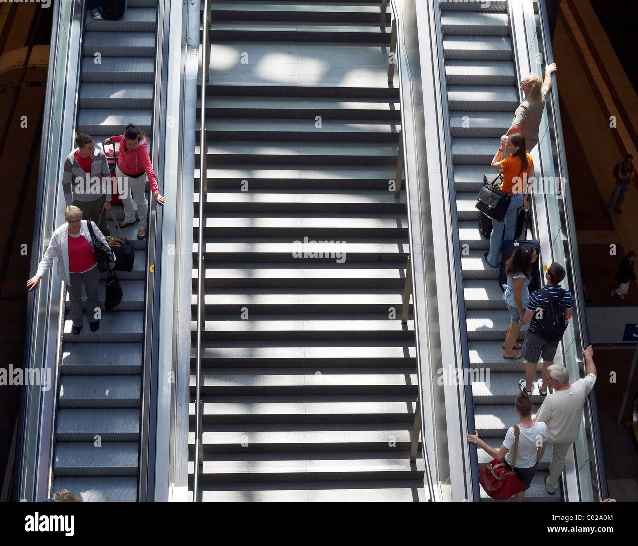 Les passagers voyageant sur un escalator, la gare centrale de Berlin, Berlin, Germany, Europe Banque D'Images