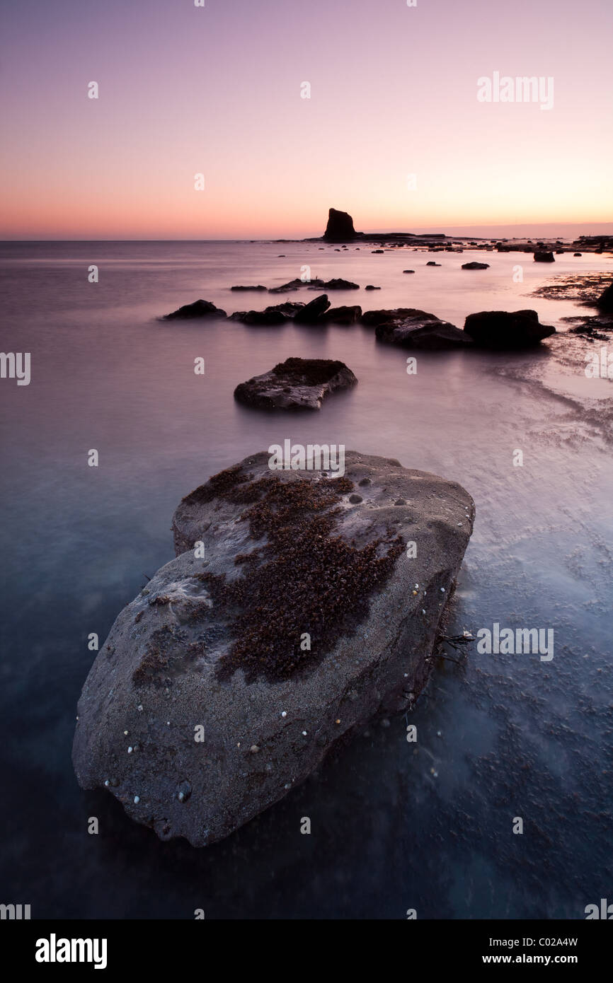 L'aube à la baie d'Saltwick dans Yorkshire du Nord. Banque D'Images