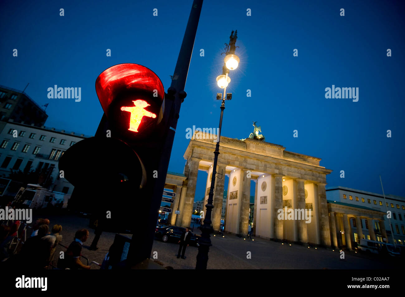 Porte de Brandebourg avec piétons lumière, Berlin, Germany, Europe Banque D'Images