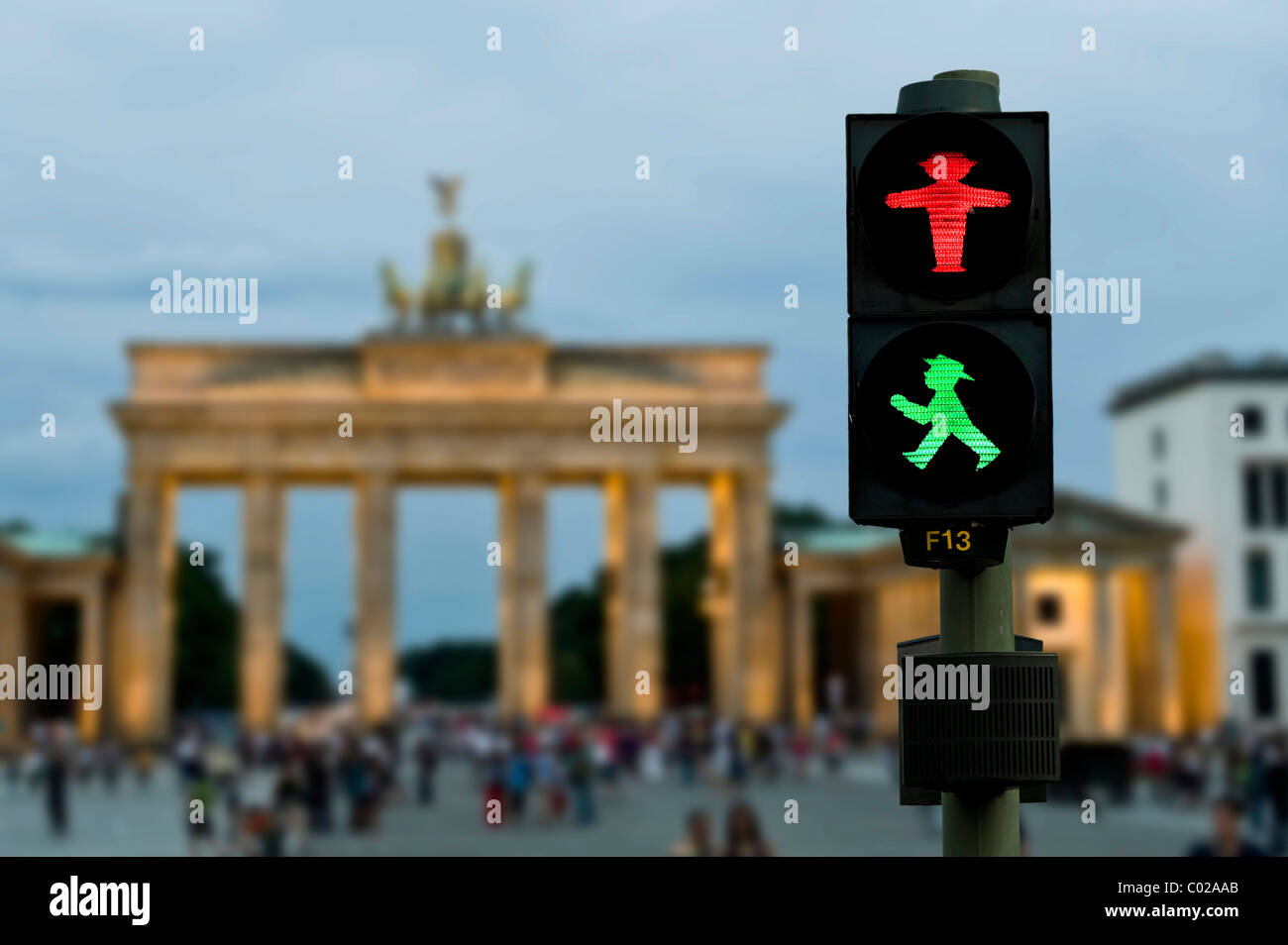 Porte de Brandebourg avec piétons lumière, composition photo, Berlin, Germany, Europe Banque D'Images