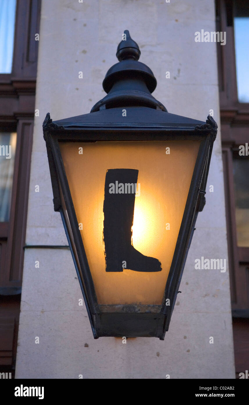 Enseignes de magasins de rue à l'ancienne, l'enseigne illuminée pour John Lobb - botte de Lobb et chaussures les artisans traditionnels fabriquent des chaussures. St James Street Londres W1. HOMER SYKES Banque D'Images