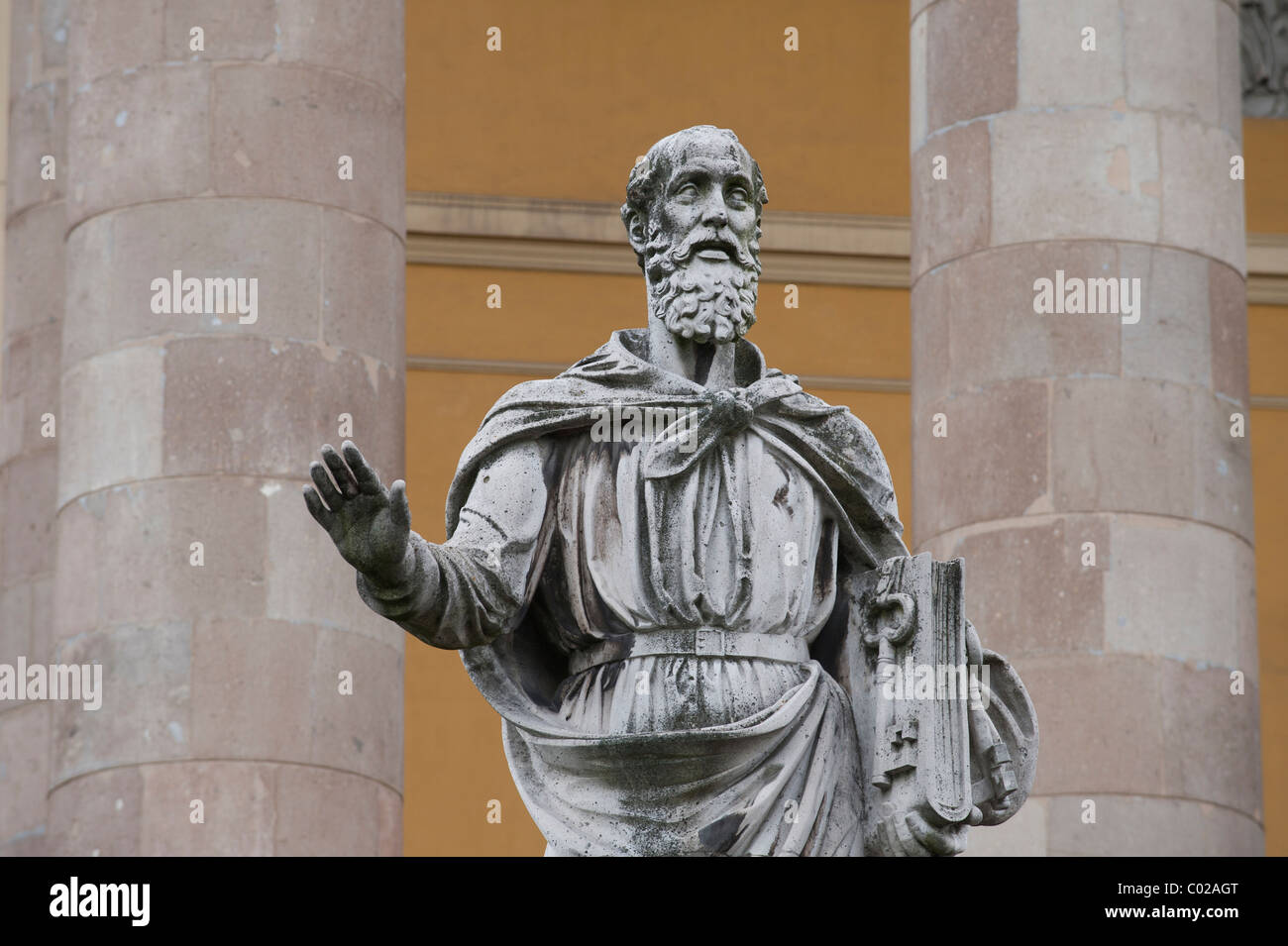 Statue en pierre de Saint Pierre en face de la basilique, Eger, Hongrie, Europe Banque D'Images