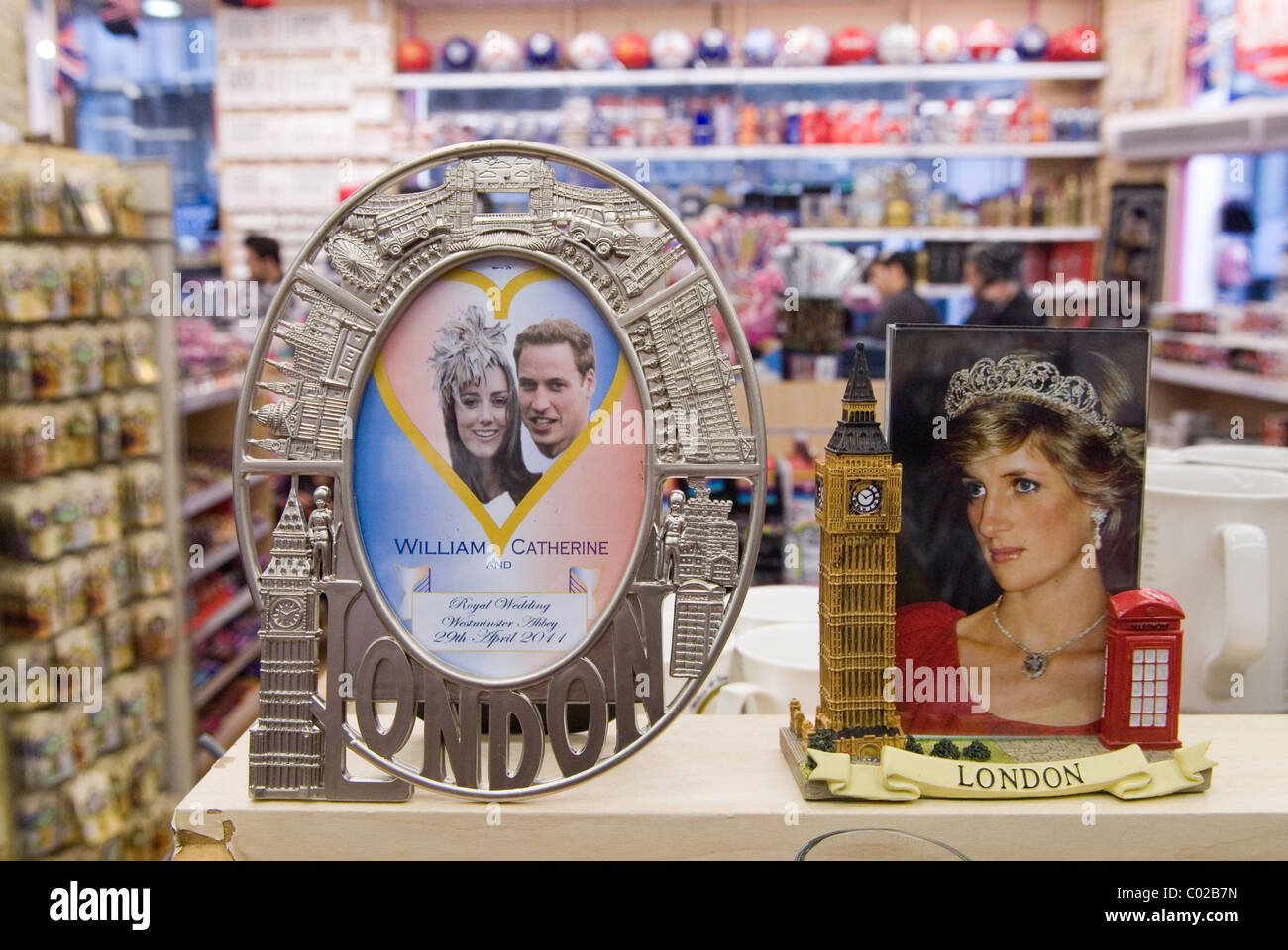 Souvenirs de mariage royal du prince William et de Kate Middleton. Boutique de cadeaux touristique londonienne. Photographie de l'élate princesse de Galles - Princesse Diana. Angleterre des années 2011 2010 Royaume-Uni HOMER SYKES Banque D'Images