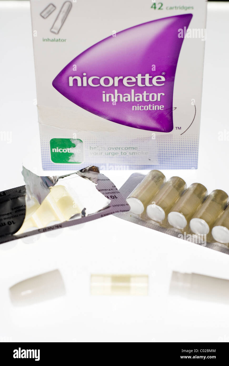 Une boîte de cartouches et d'inhalateur Nicorette Photo Stock - Alamy