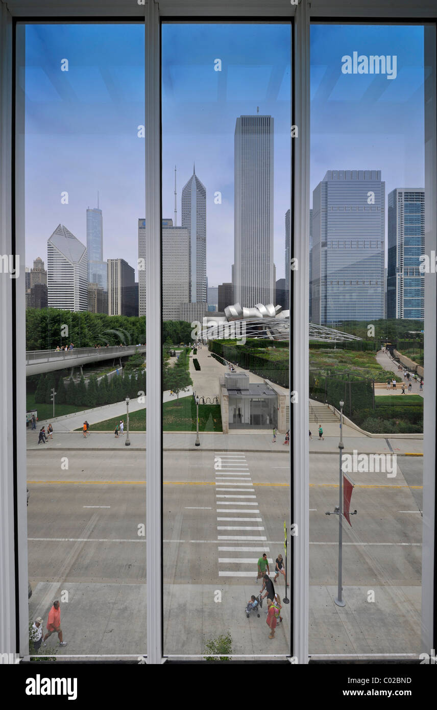 Vue depuis la terrasse du toit de l'Art Institute de Chicago, un musée d'art et école d'art, vers l'horizon avec l'Aon Banque D'Images