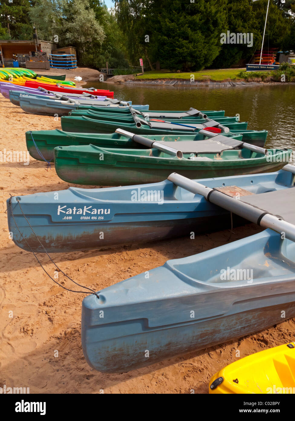 Des kayaks et des canots sur le lac à Center Parcs La Forêt de Sherwood près de Rufford dans Nottinghamshire England UK Banque D'Images