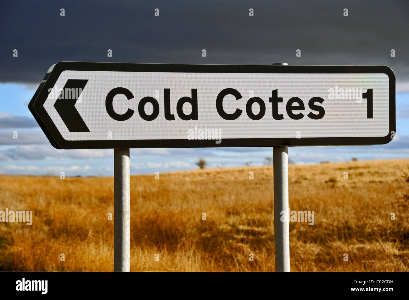 Road sign 'Cold Cotes 1'. A65 road à Newby Moor, West Yorkshire, Angleterre, Royaume-Uni, Europe. Banque D'Images