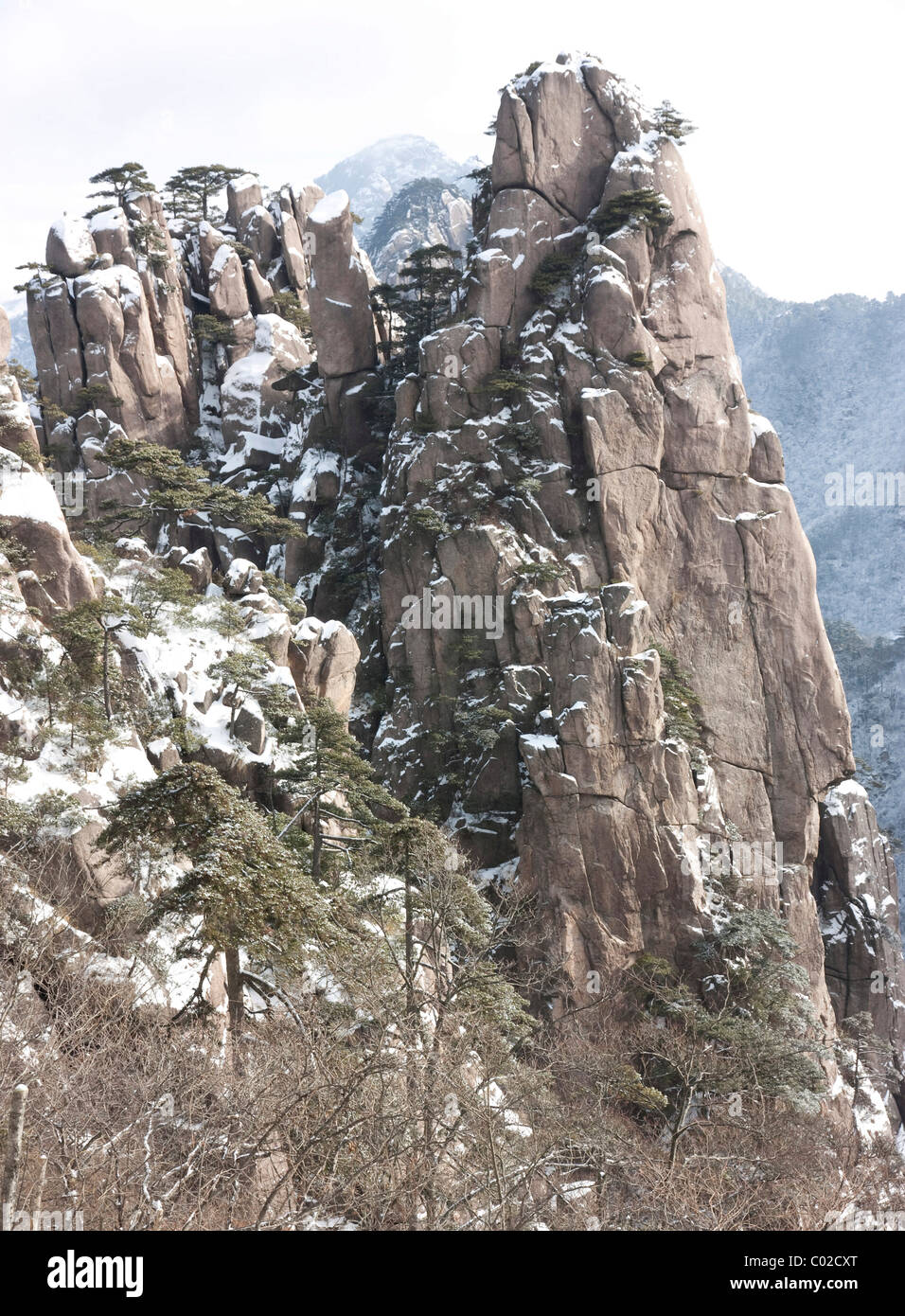 Vue imprenable sur la montagne Huangshan en hiver après une tempête de neige lorsque la neige a fondu Banque D'Images