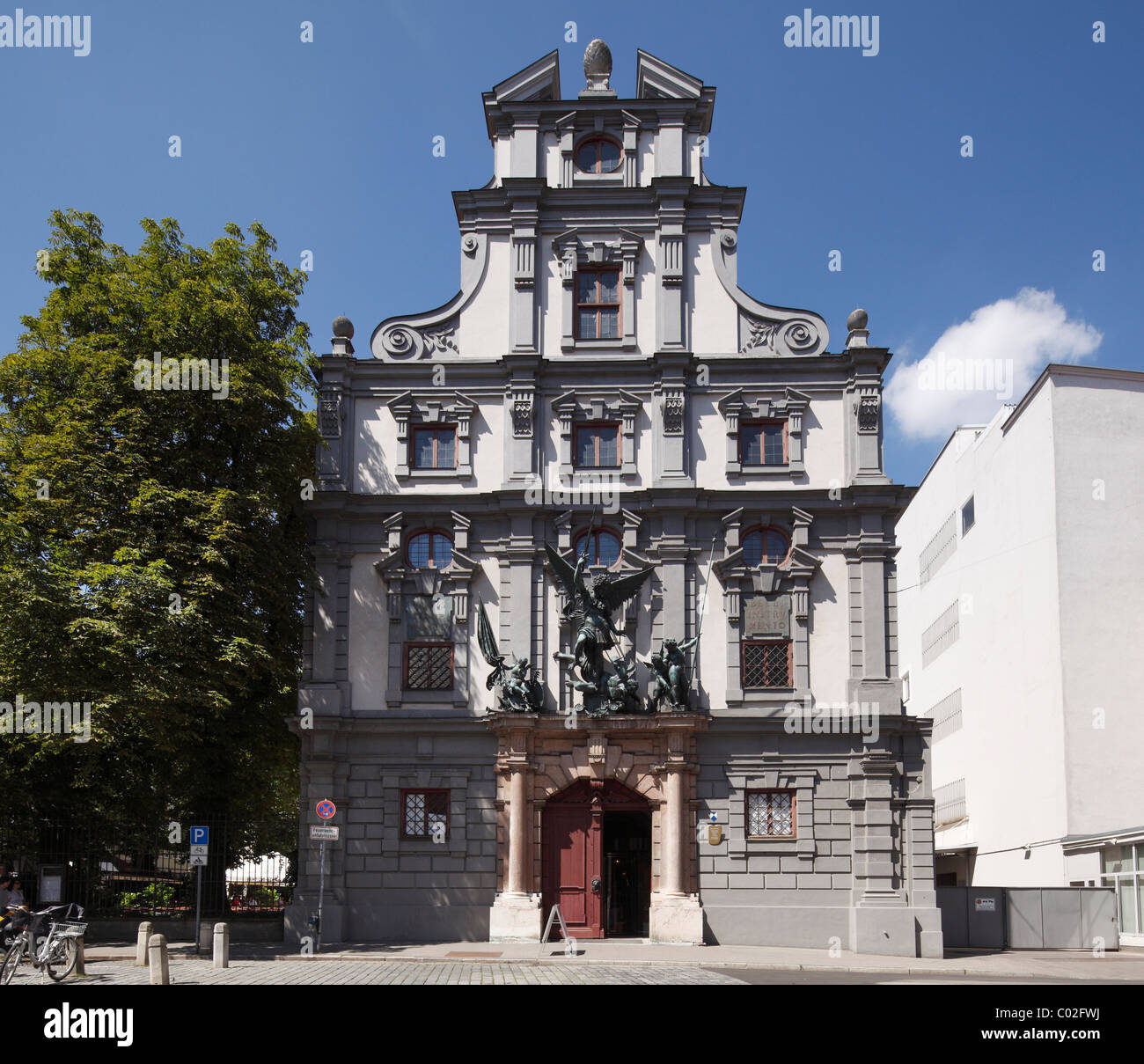 Façade baroque de l'arsenal Zeughaus avec Sankt-Michaels-Gruppe groupe, Augsburg, Schwaben, Bavaria, Germany, Europe Banque D'Images