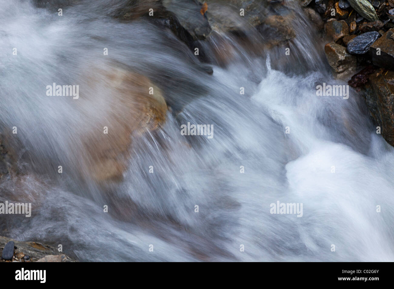 Ruisseau de montagne au débit rapide, Andorre Banque D'Images