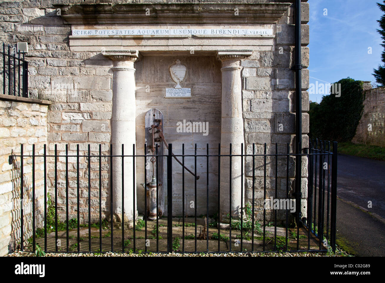 Le Spa pompe et comprimé sur la fin de la vieille usine Sawtell literie dans les Midlands dans Holt, Wiltshire, England, UK Banque D'Images