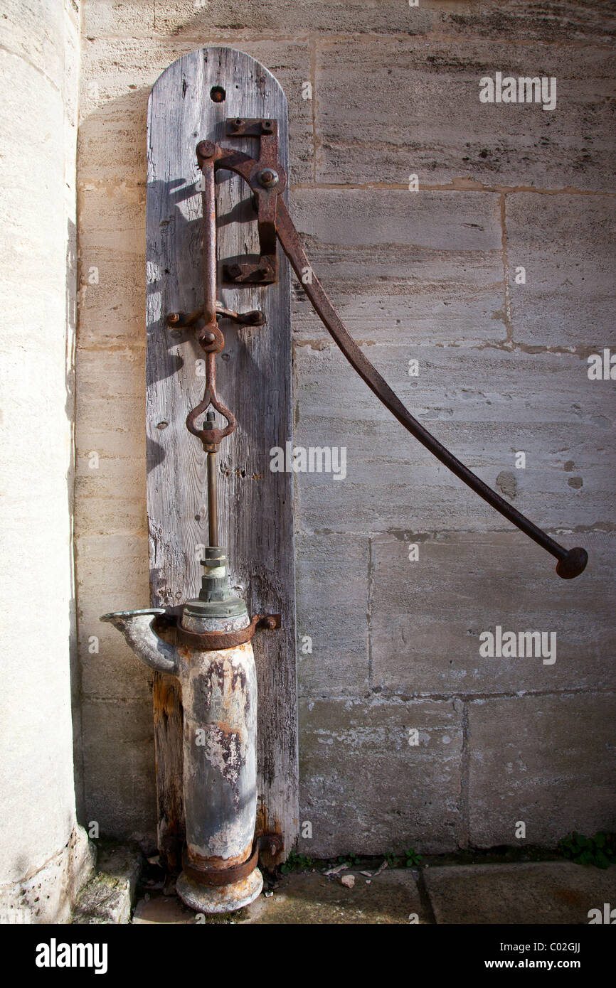 Le Spa pompe sur la fin de la vieille usine Sawtell literie dans les Midlands, dans le village de Holt, Wiltshire, England, UK Banque D'Images