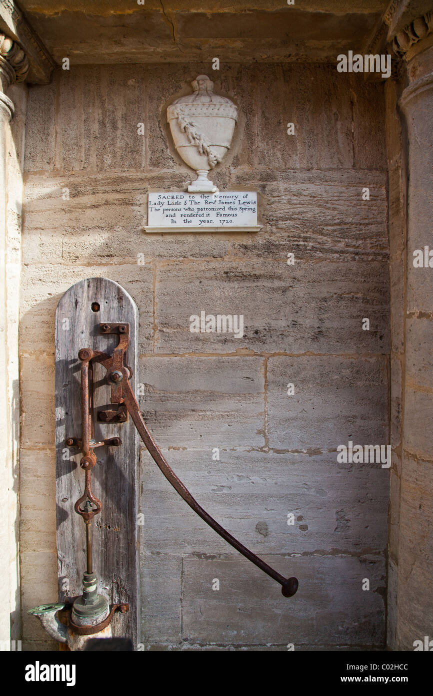 Pompe Spa et comprimé sur la fin de la vieille usine Sawtell literie dans les Midlands, dans le village de Holt, Wiltshire, England, UK Banque D'Images