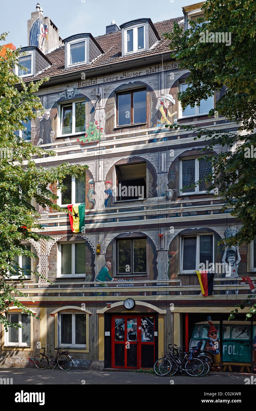 Kiefernstrasse rue, maison d'anciens squatters, artistiquement façade peinte dans le street art style, Duesseldorf-Flingern Banque D'Images